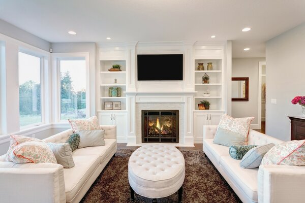 Design des Wohnzimmers in weißen Farben