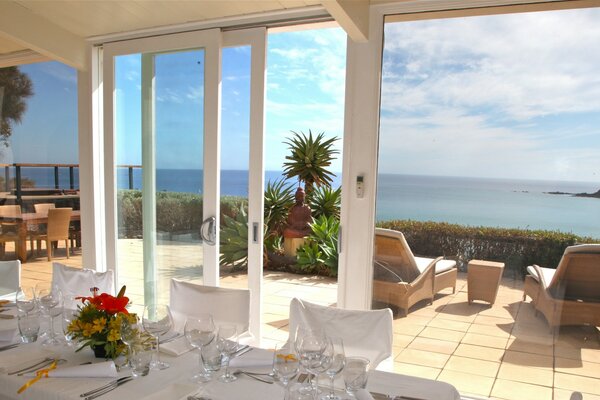 Villa, Blick auf die Terrasse aus dem Fenster