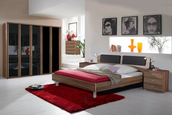 Chambre avec grand placard et peintures