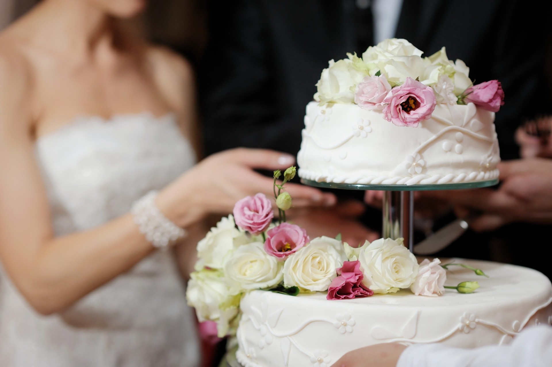 gâteau étages mariage fond flou roses