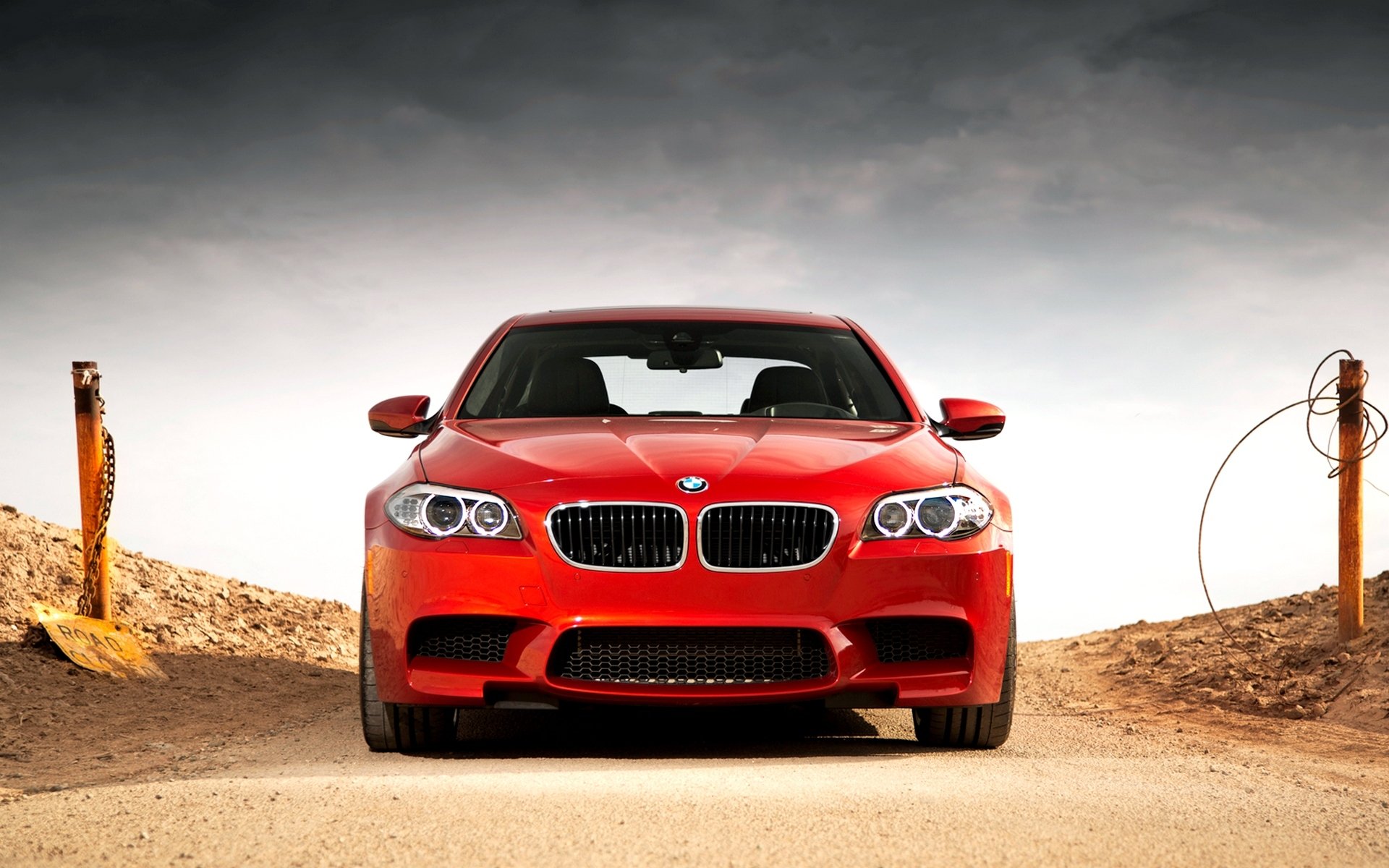 auto carta da parati bmw m5 f10 rosso carta da parati bmw m5 f10 rosso anteriore deserto