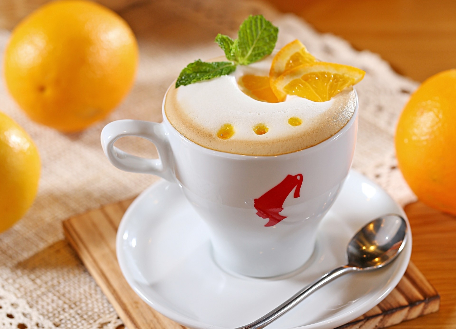 agrumi piattino bianco frutta arance schiuma letto latte cucchiaio caffè fette tazza