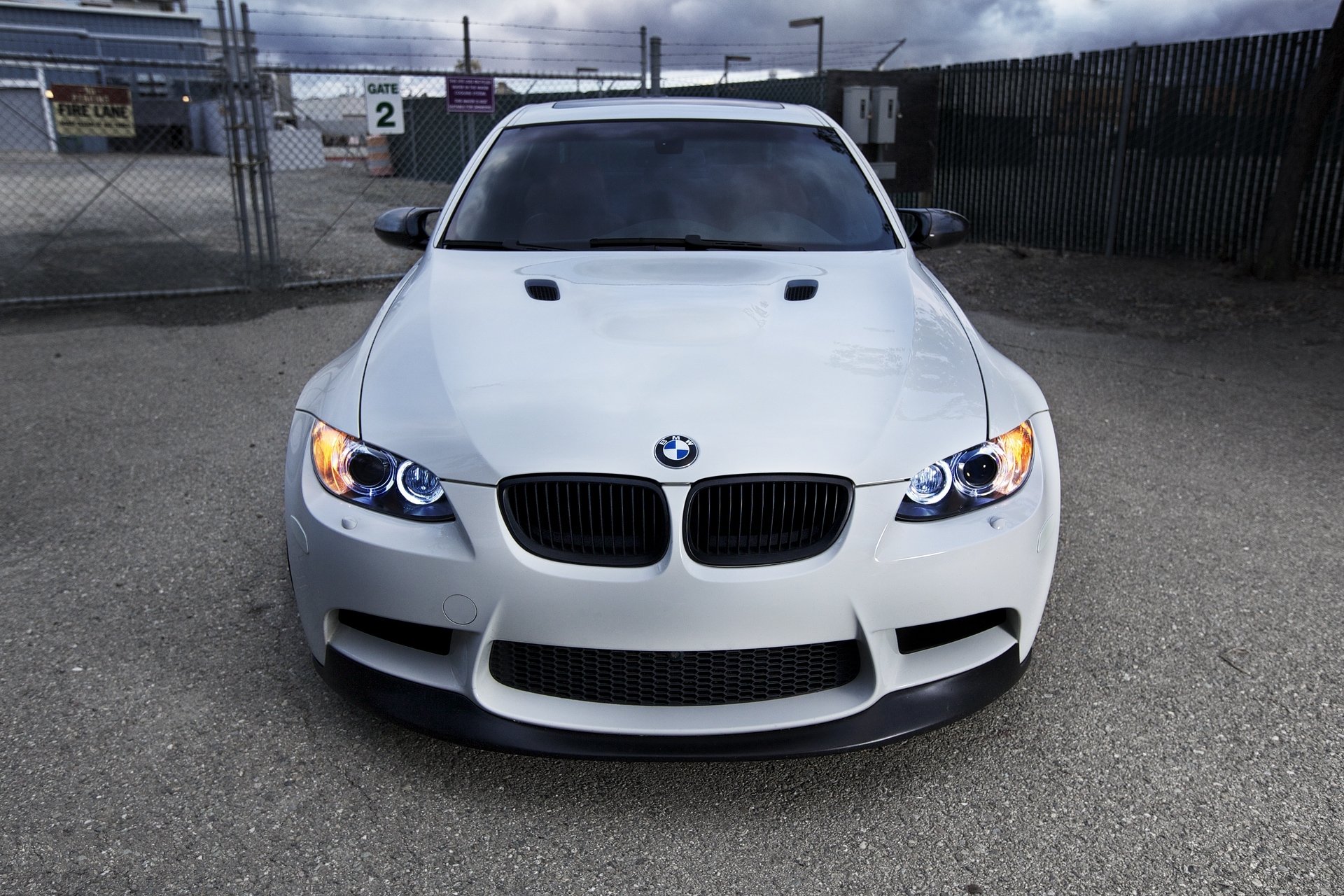 bmw m3 e90 bianco bmw fari luce diurna cancello di recinzione filo spinato