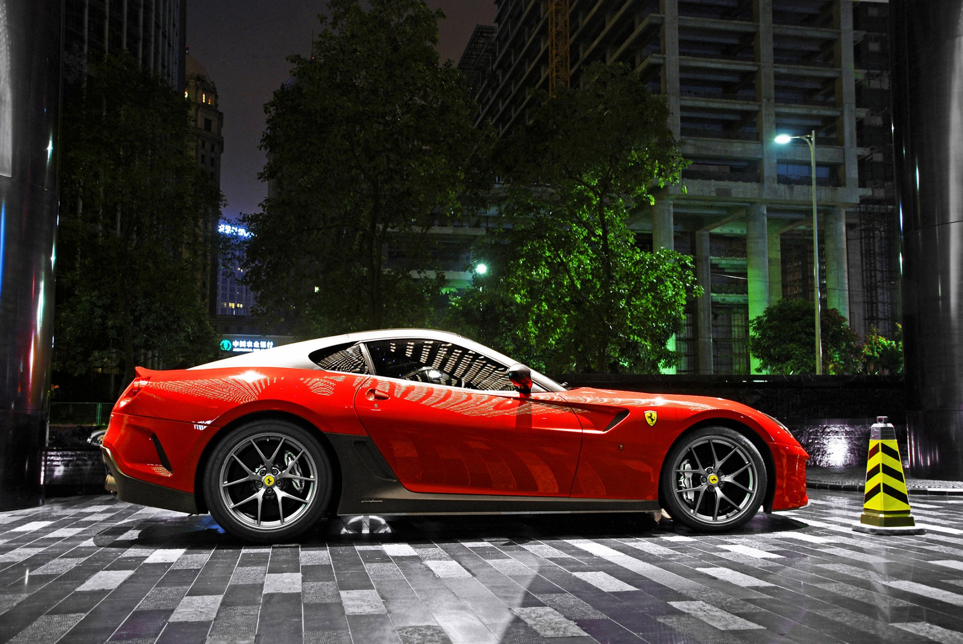 ferrari gto czerwone supersamochód noc parking miasto światło budynek