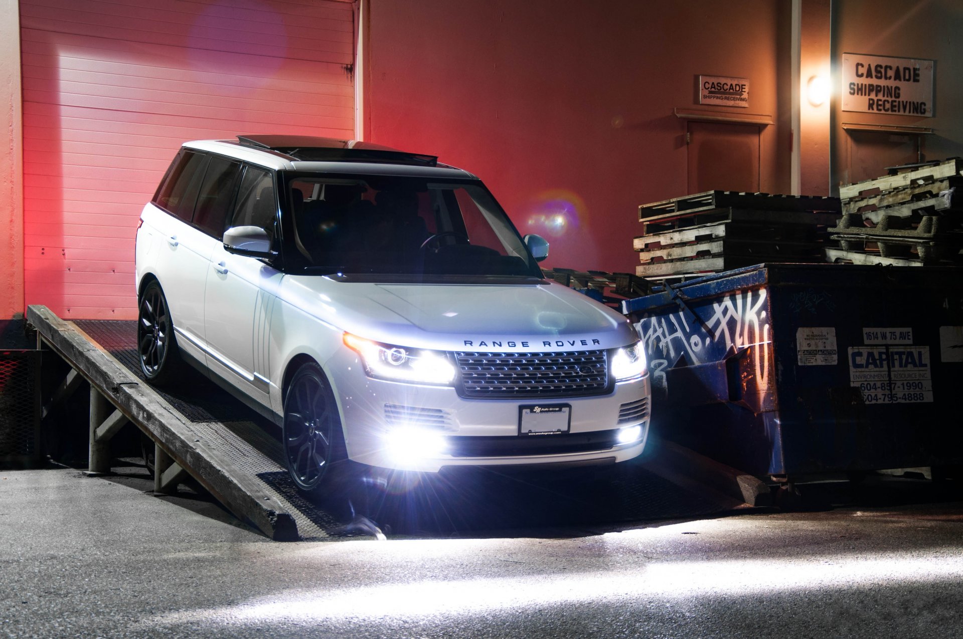 lanr rover range rover przeciążony biały land rover range rover supercharged widok z przodu światło reflektorów budynek noc