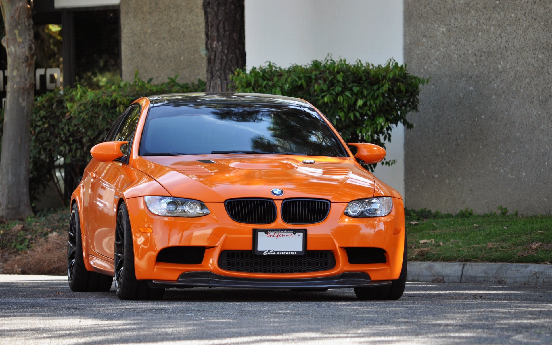 bmw м3 e92 orange.бмв оранжевый передок улица дорога поребрик кусты деревья