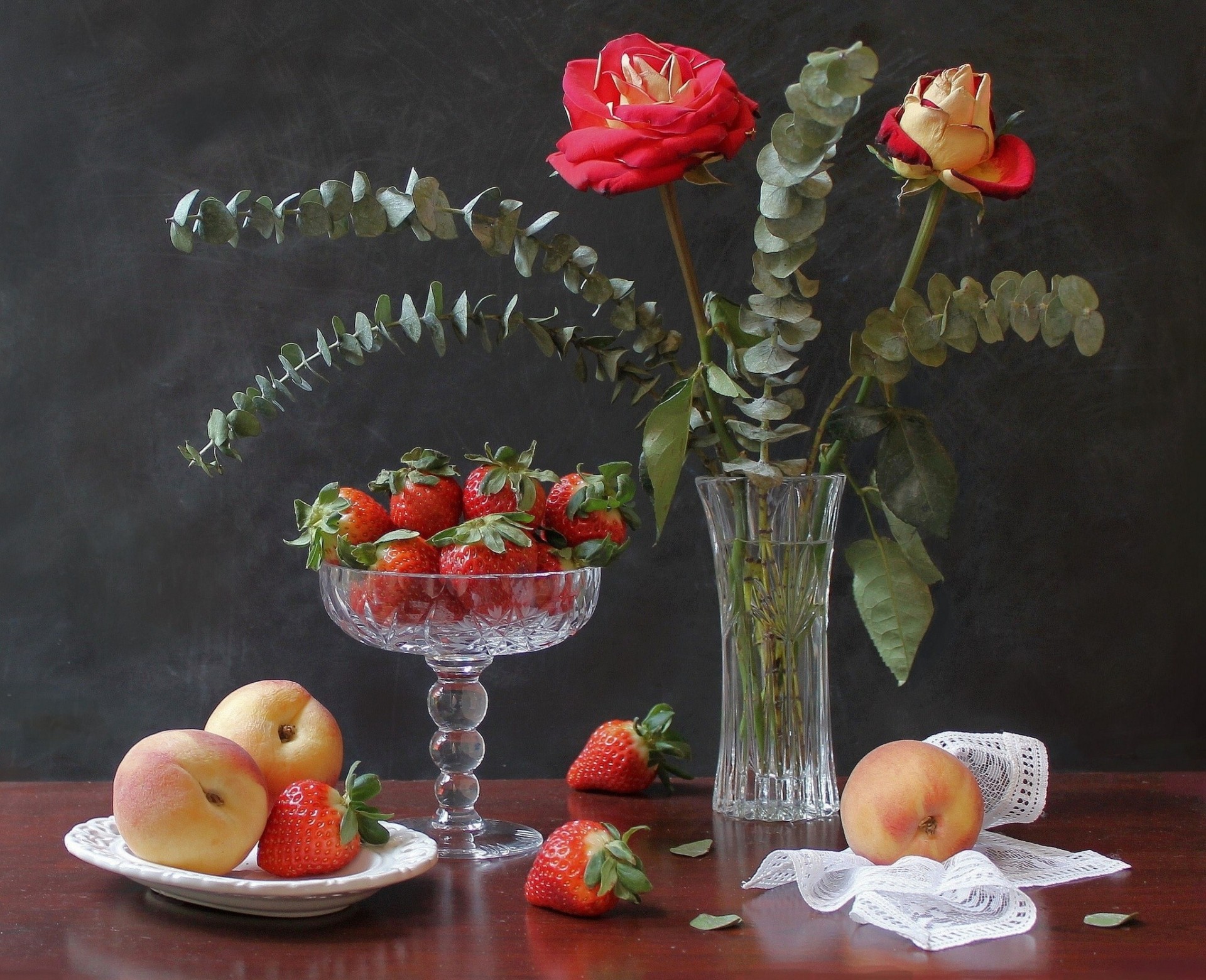 fraise roses lit vase fleurs pêches