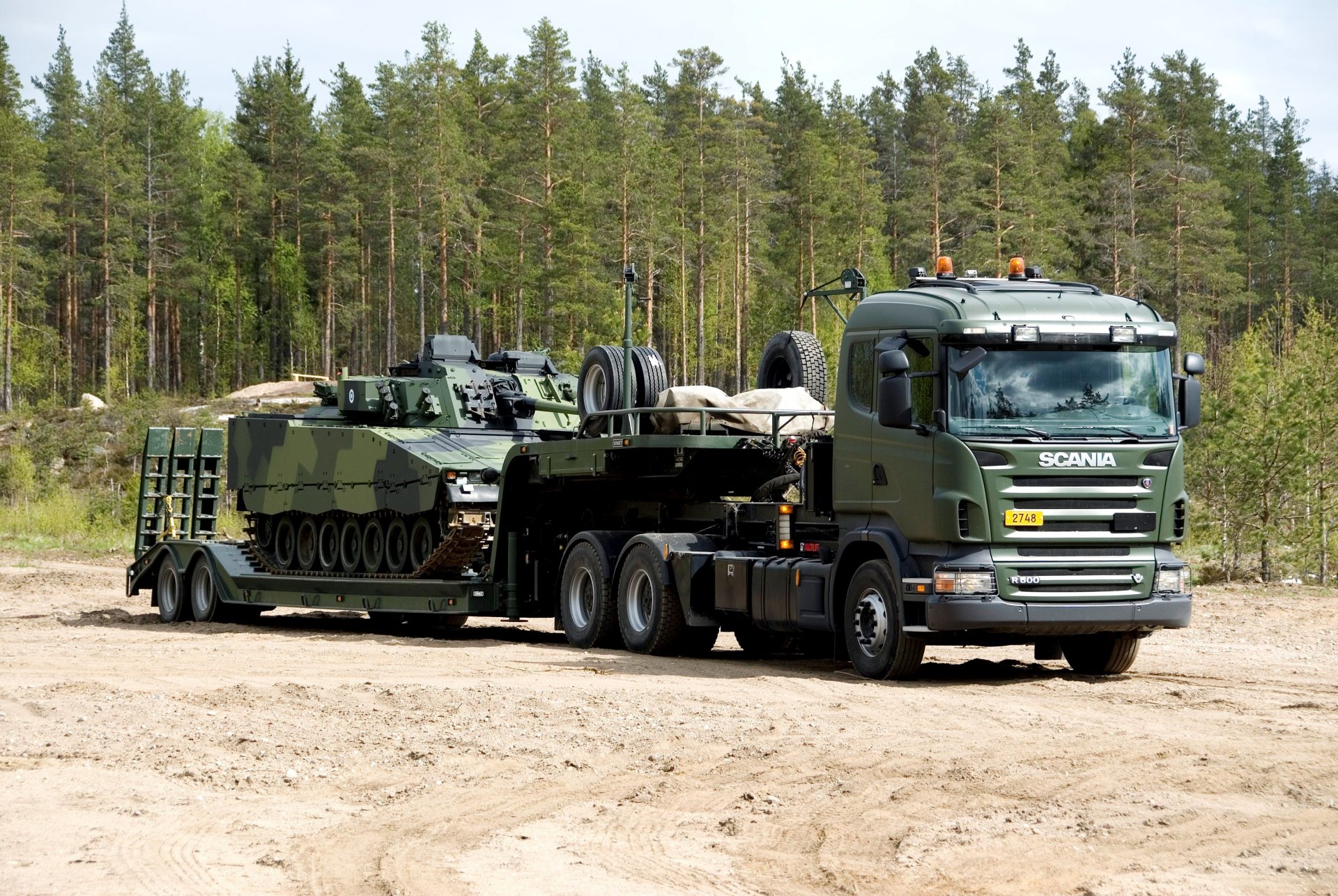 cania r 5006x4 sattelzugmaschine anhänger transport von militärischer ausrüstung sun finnland