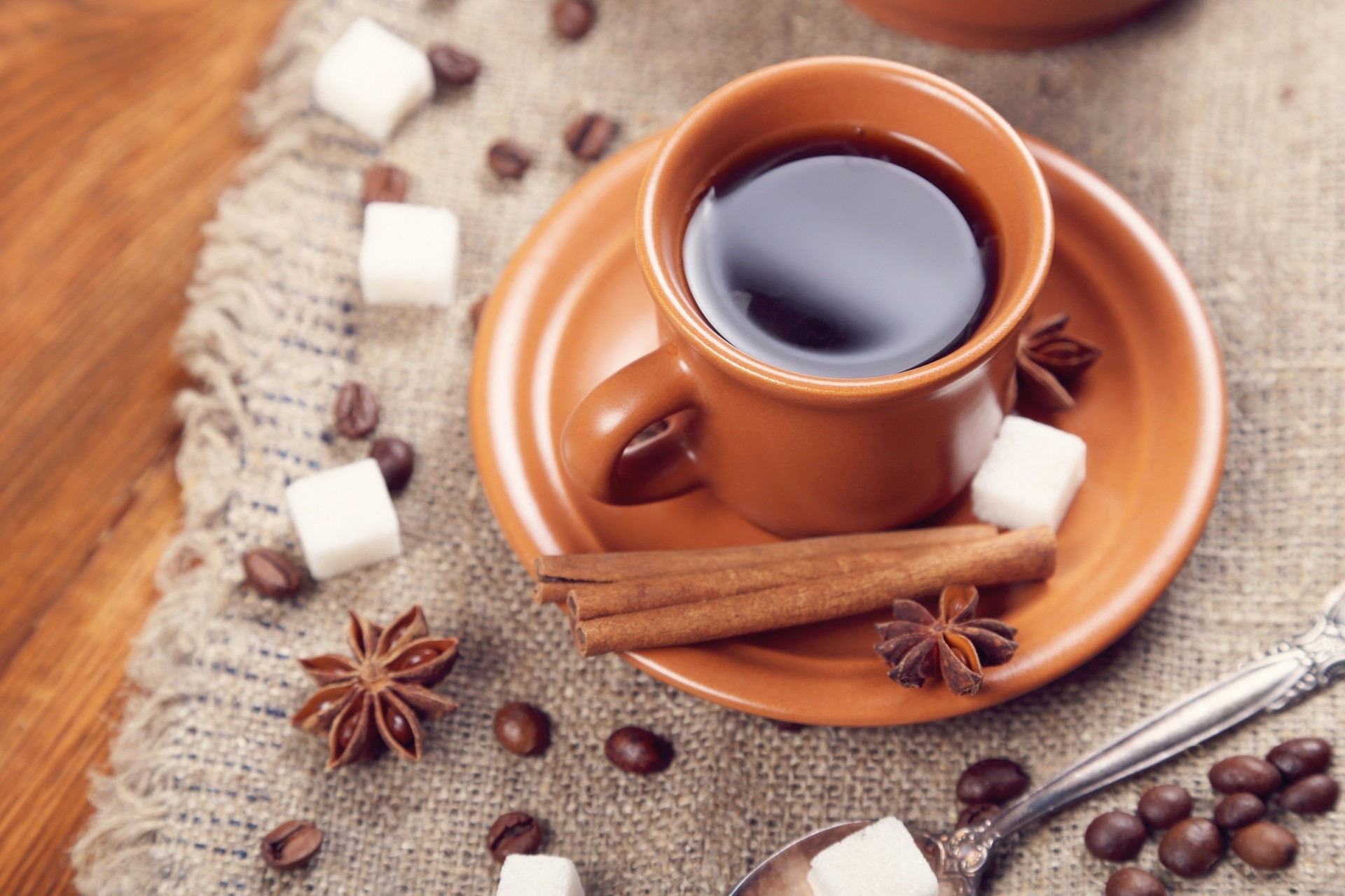 anice anice stellato piattino tazza caffè grani cucchiaio spezie zucchero cannella