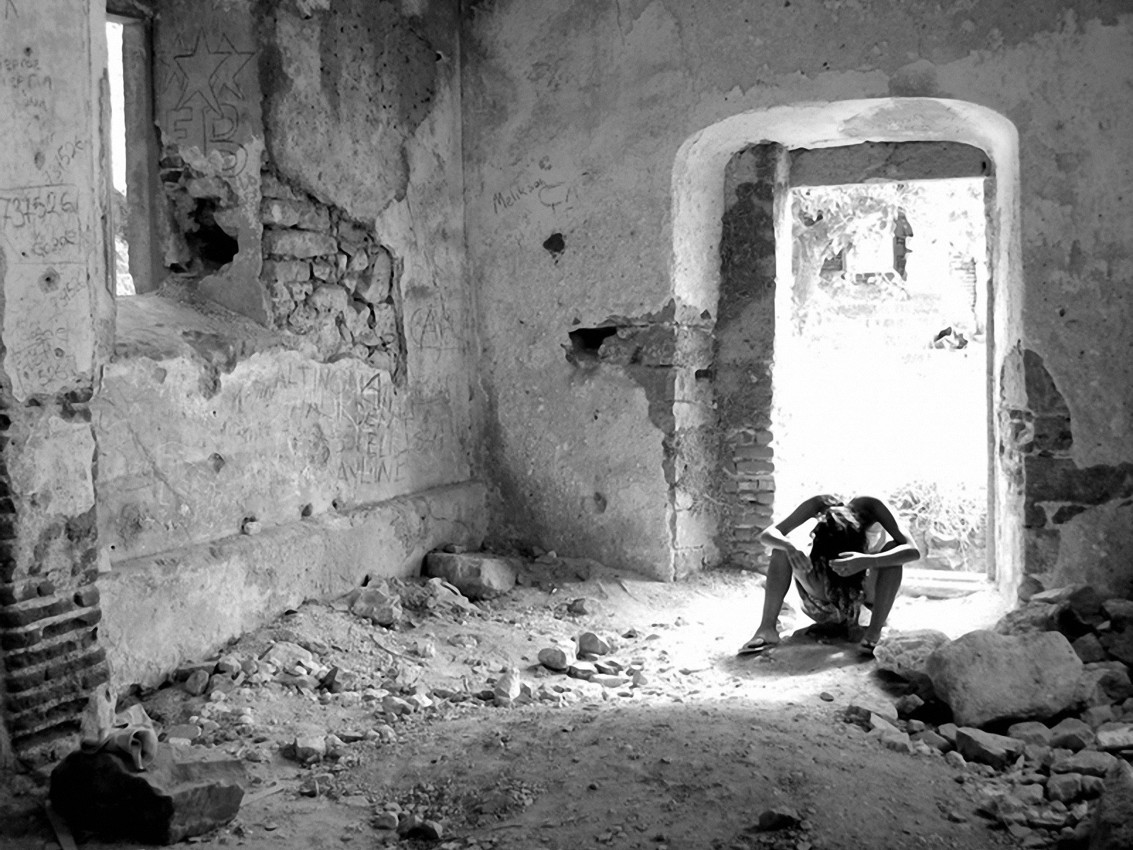 ruines poussière fille noir et blanc