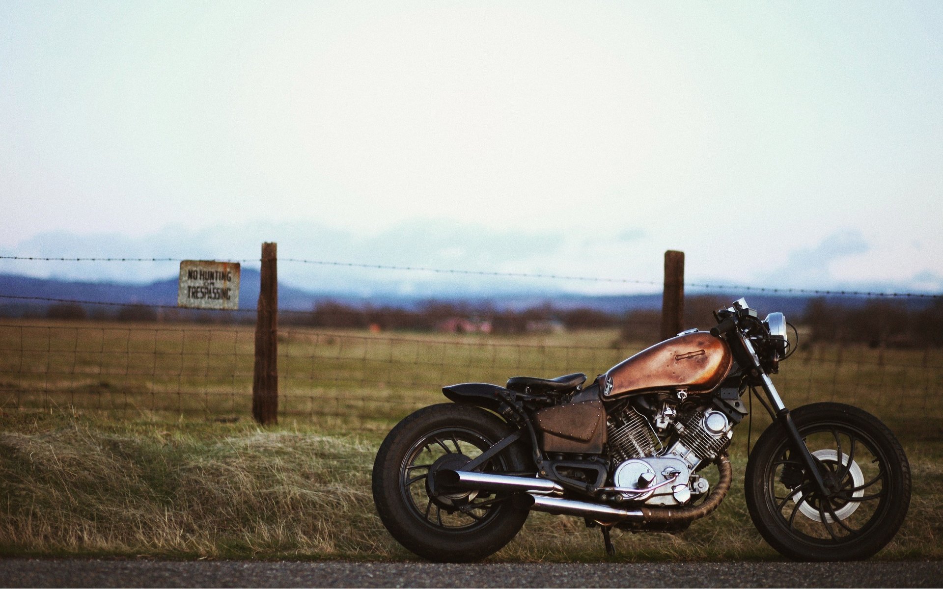 moto route herbe à l extérieur