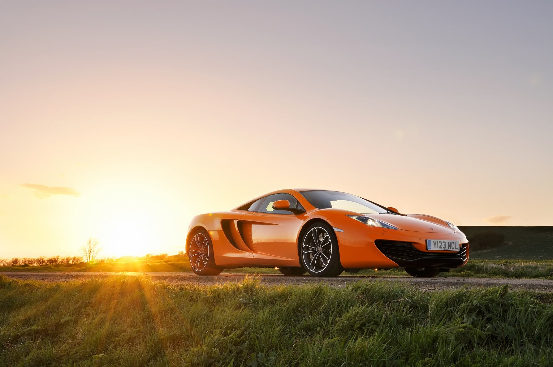 mclaren mp4-12c pomarańczowy przód mclaren słońce blask