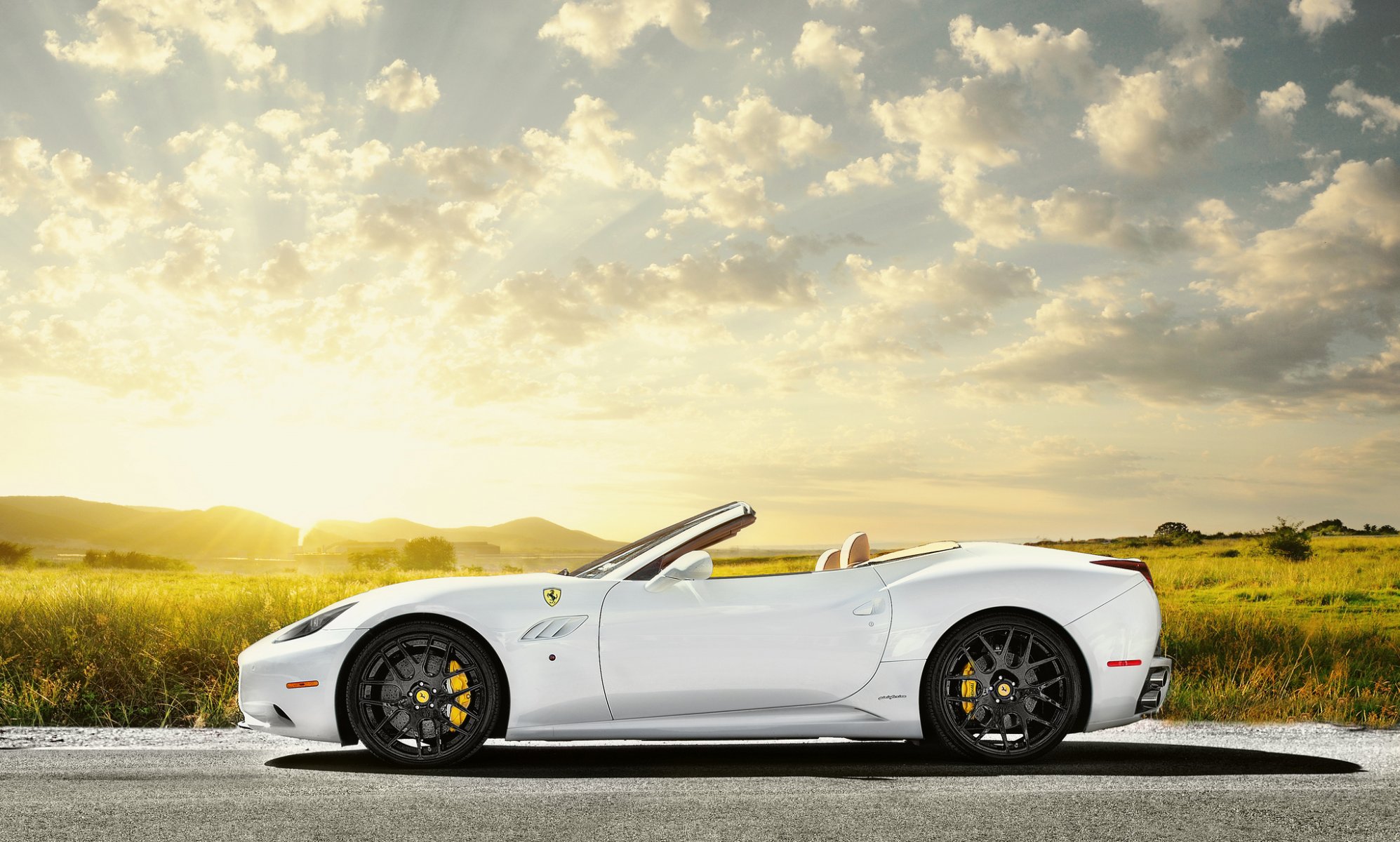 ferrari california bianco profilo ferrari bianco campo sole cielo bagliore