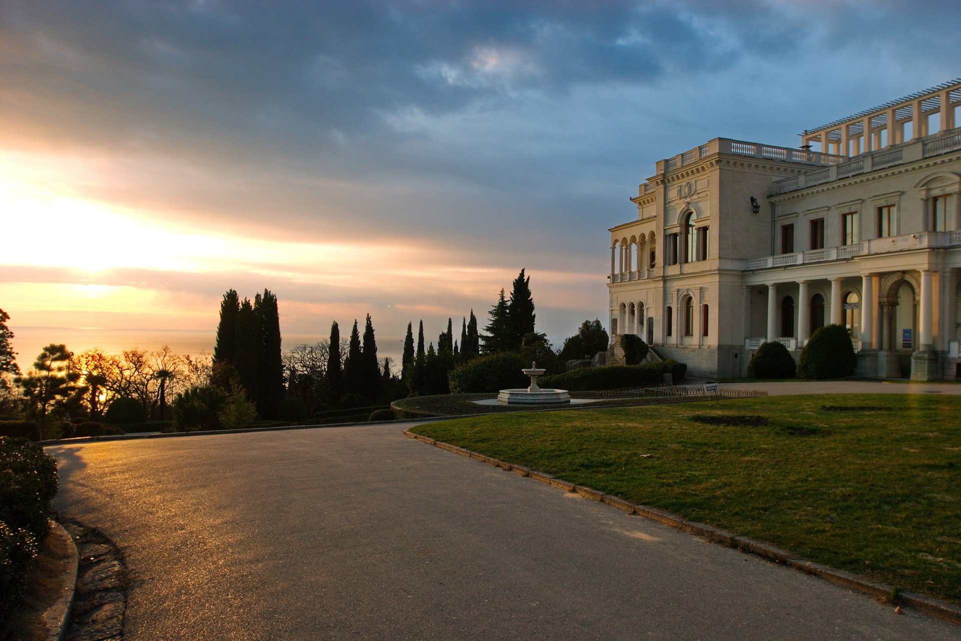 mare palazzo livadia crimea sera