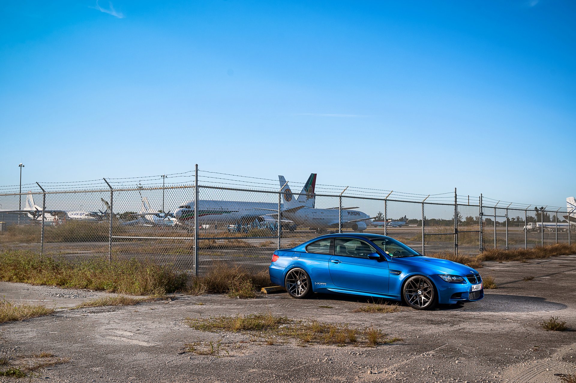 bmw m3 e92 niebieski bmw widok z boku ogrodzenie drut kolczasty