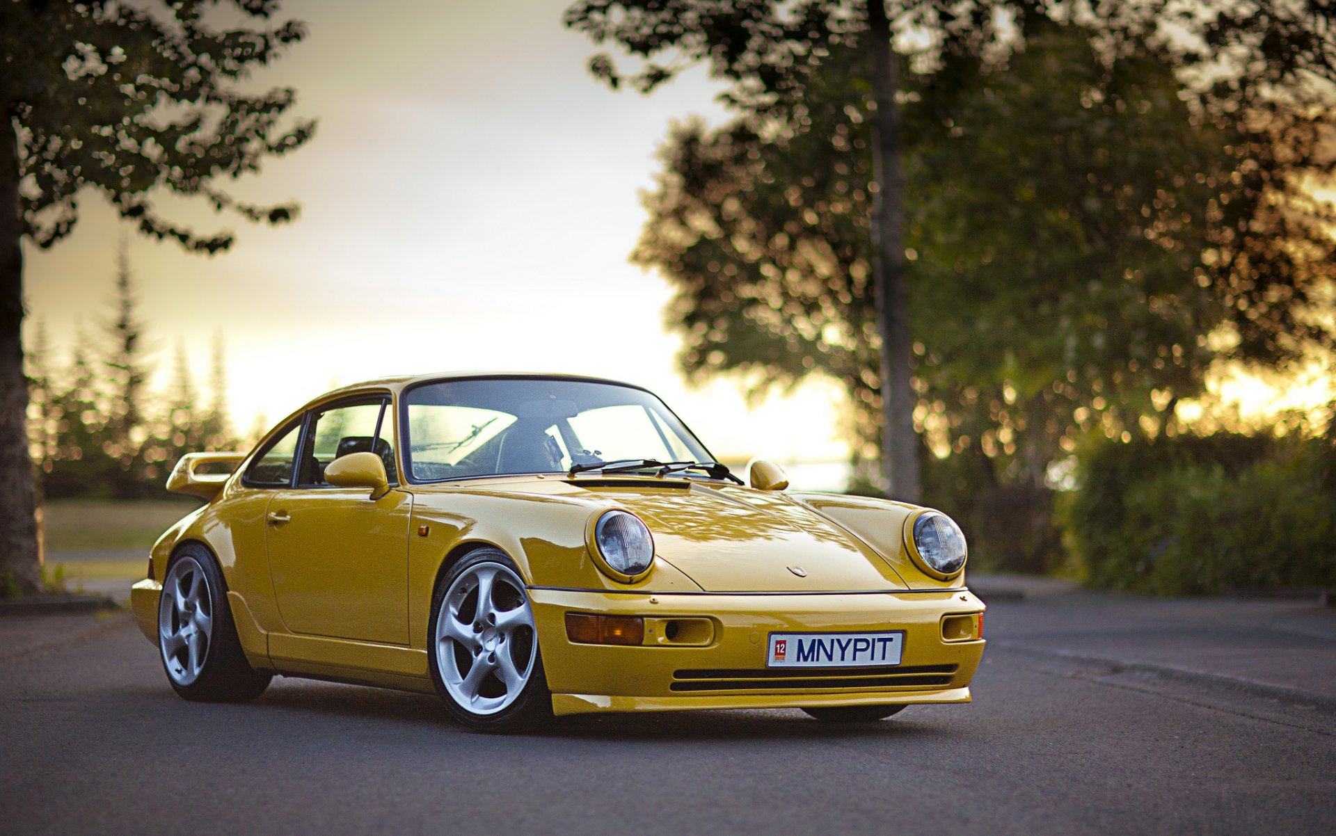 911 carrera 4 sobrecargado amarillo