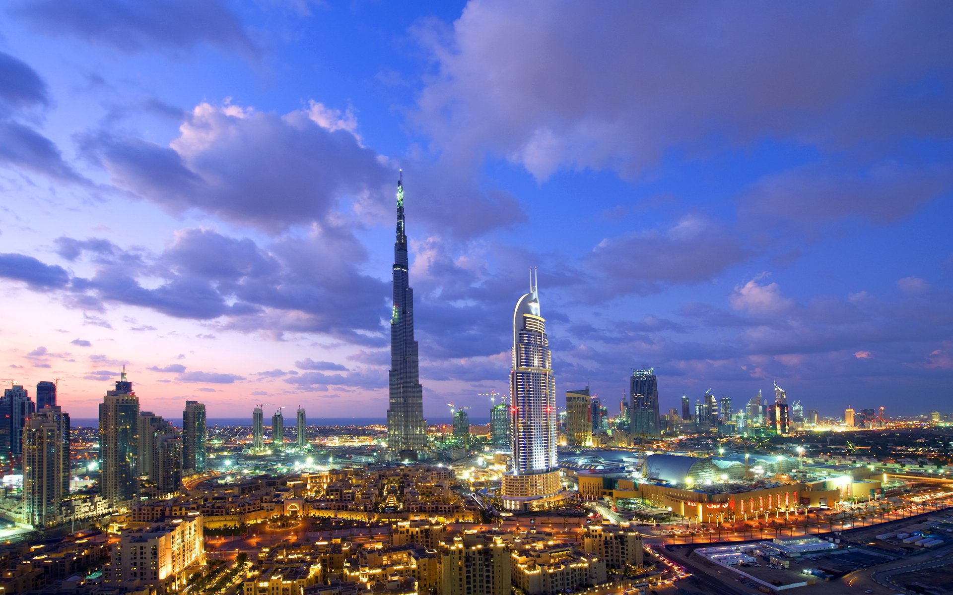 nuit ville lumières ciel nuages gratte-ciel dubaï