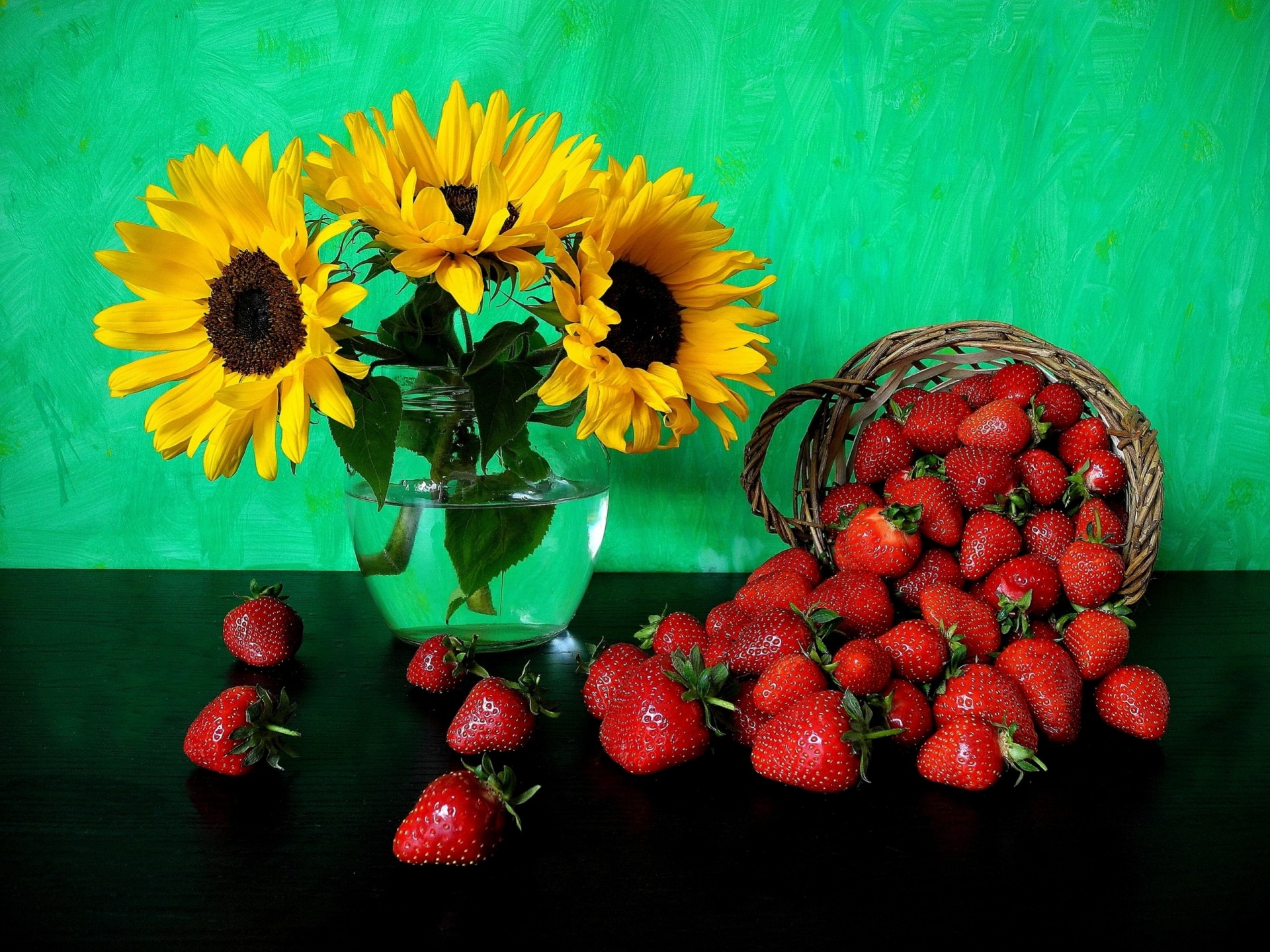 fragole loggia bacche fiori girasoli cestino