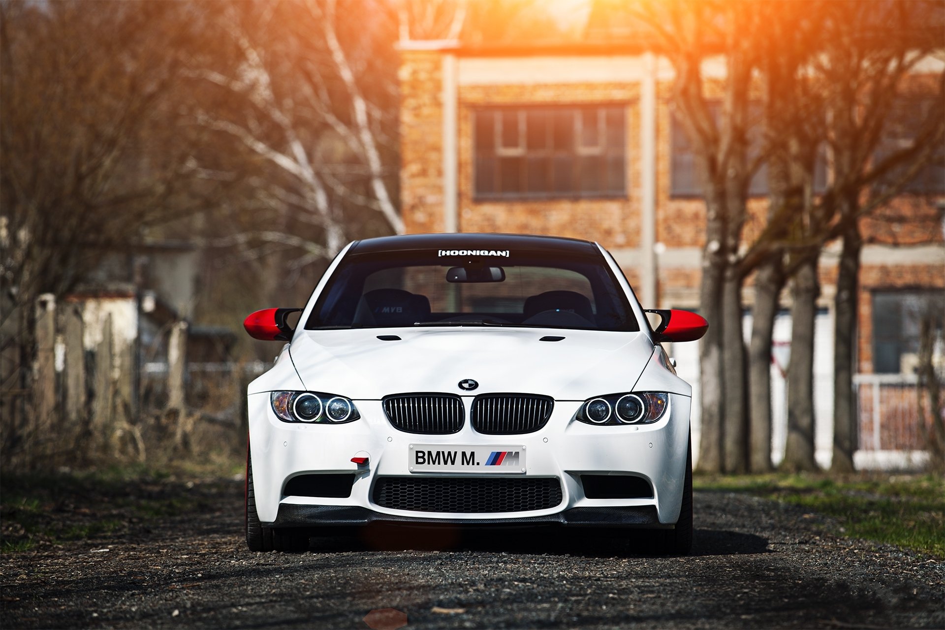 bmw m3 e92 biały bmw przód cień budynek drzewa