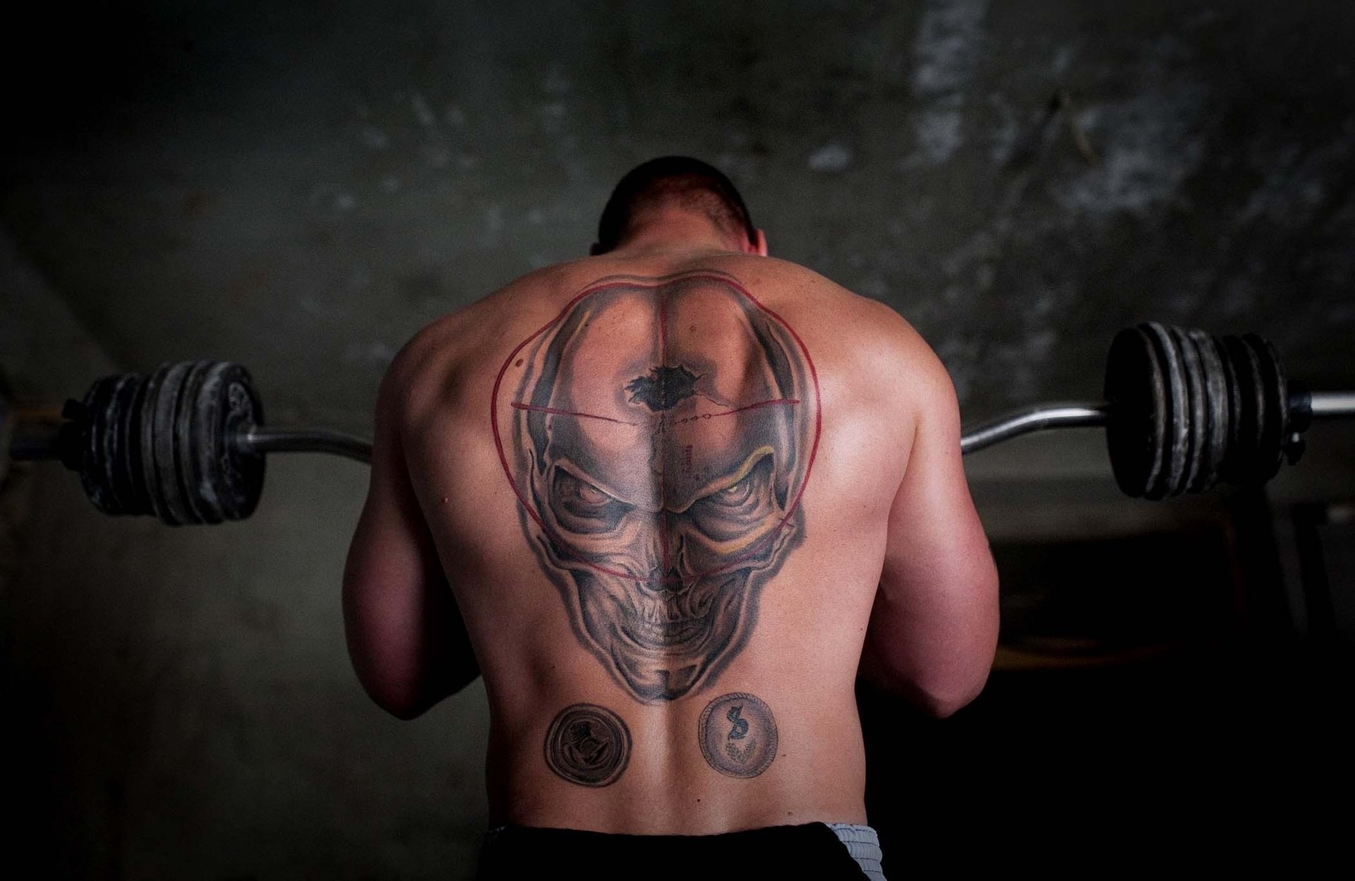 barbell tatouage tangon crâne athlète touche crêpes dos