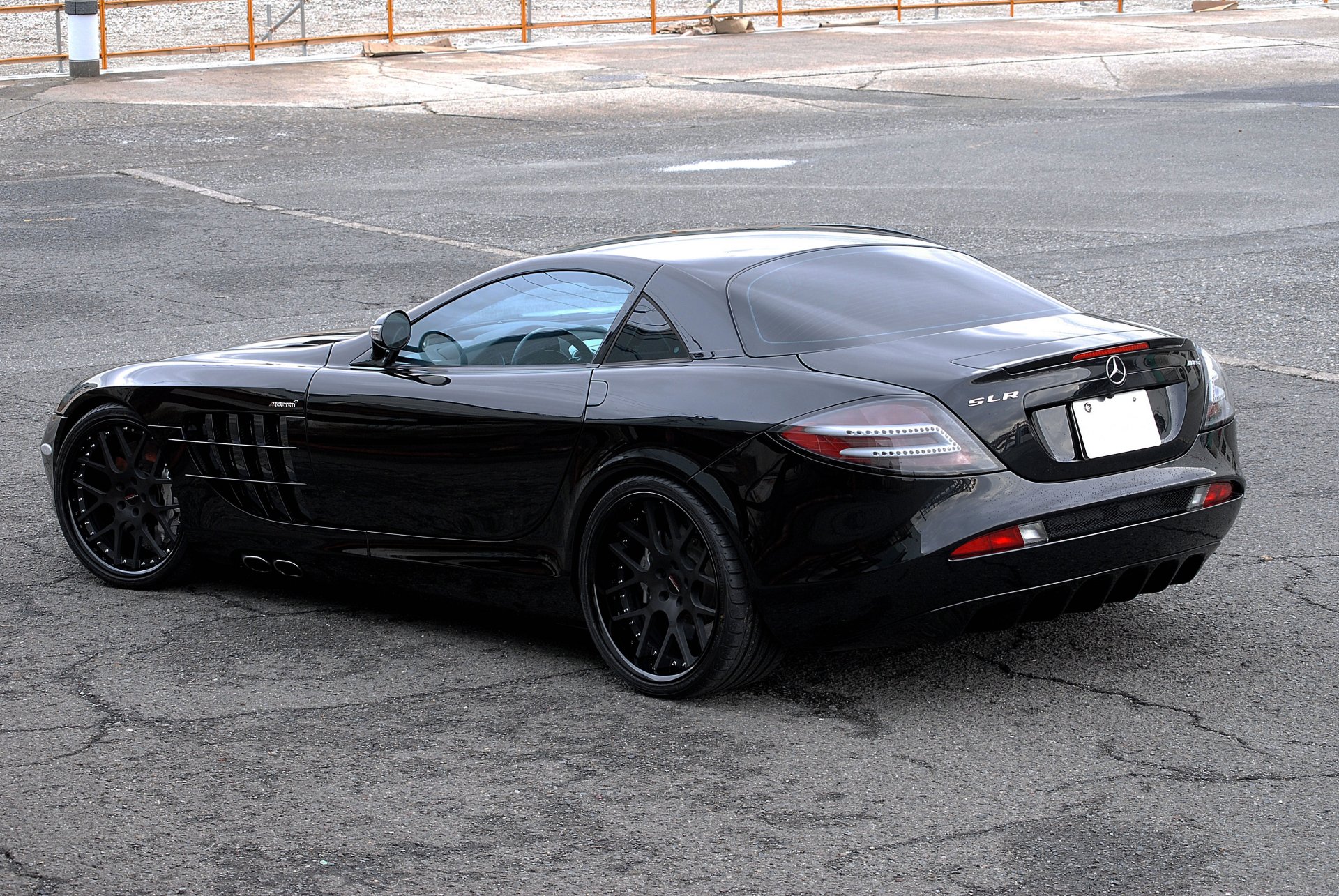 mercedes benz slr mclaren czarny mercedes benz cpr mclaren widok z tyłu odbicie asfalt pęknięcia