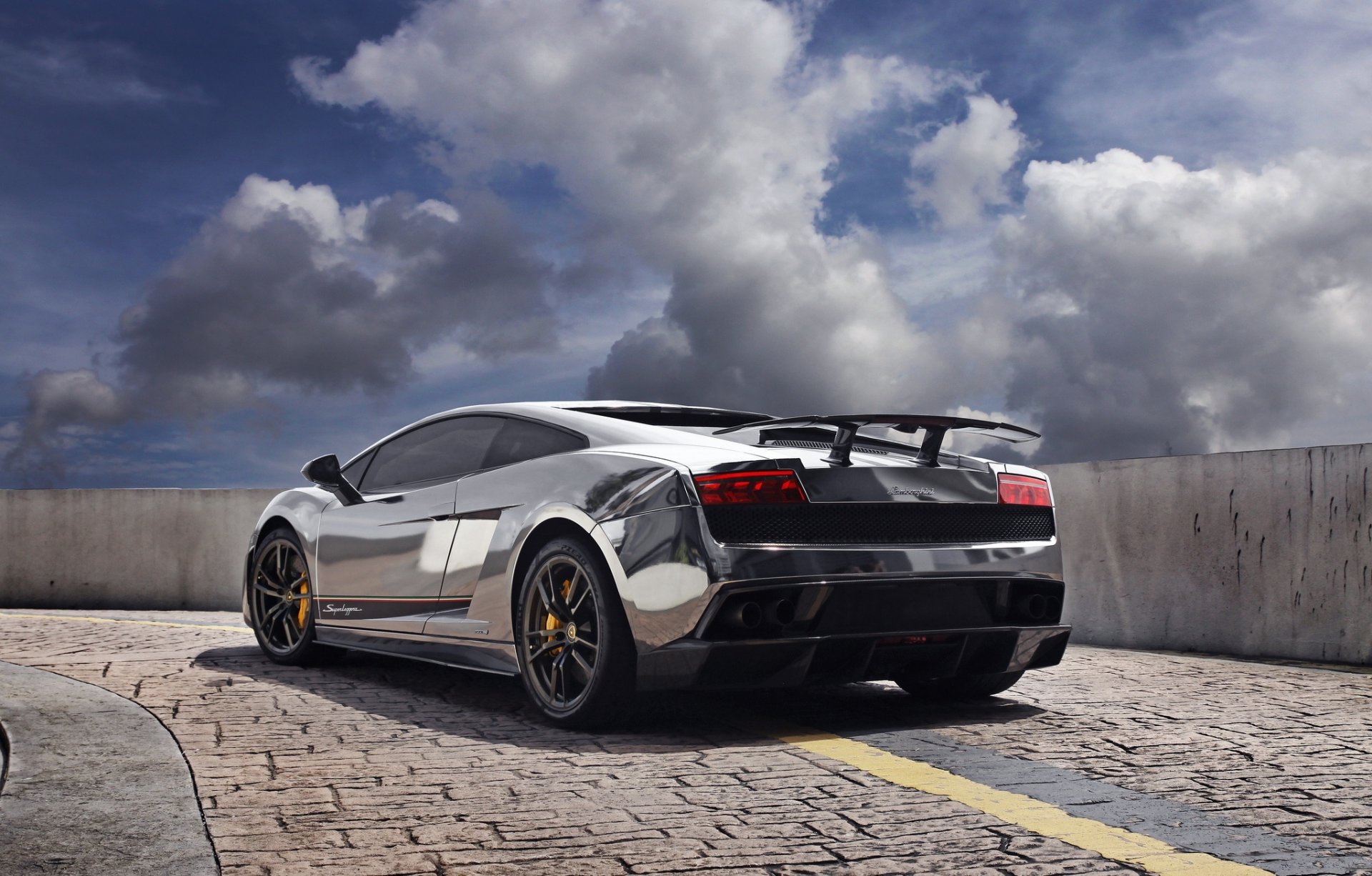 lamborghini gallardo lp570-4 superleggera silber lamborghini gallardo superleggera rückseite silber geländer schatten pflasterstein himmel wolken