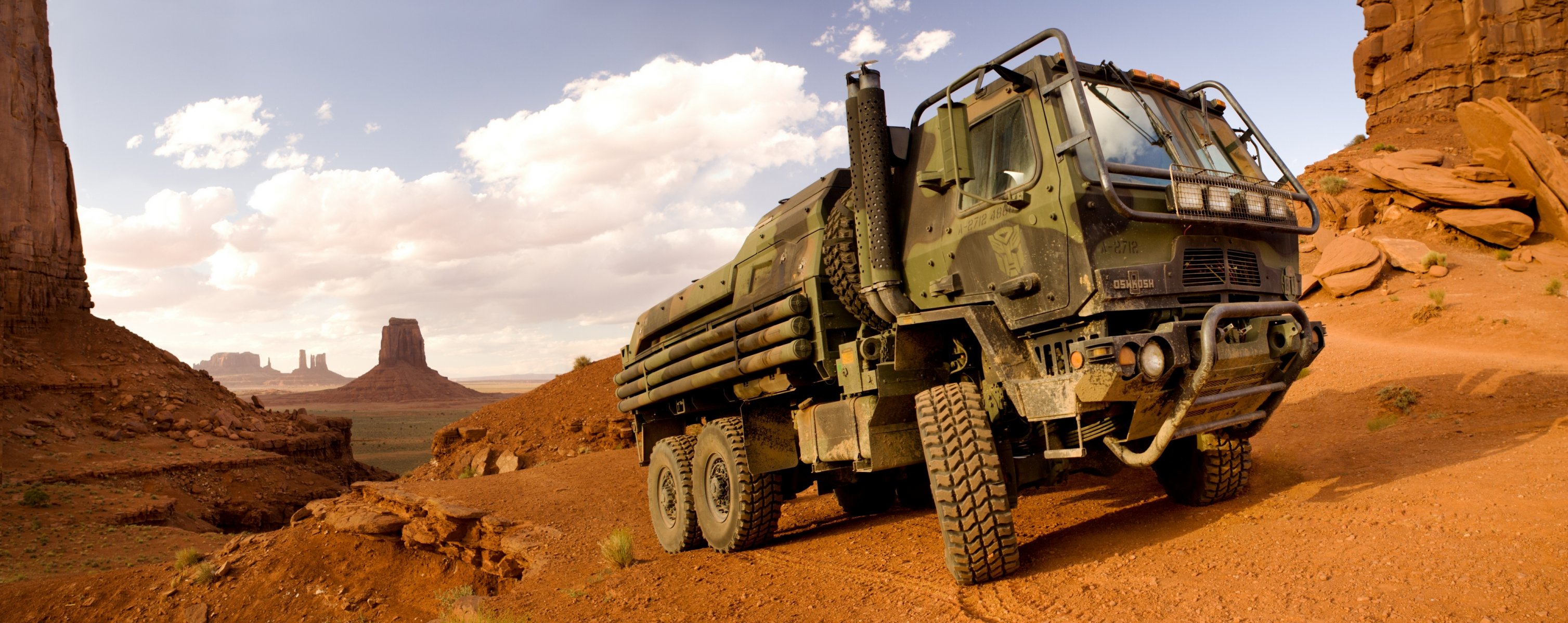 familie mittlerer tactical transport fmtv oshkosh lkw wüste