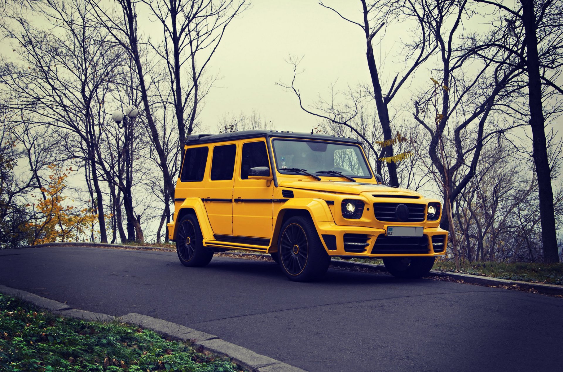 mercedes benz g63 brabus żółty suv jesień mercedes