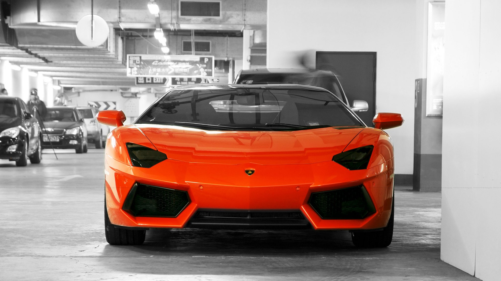 lamborghini aventador lp700-4 orange lamborghini aventador avant parking mur porte