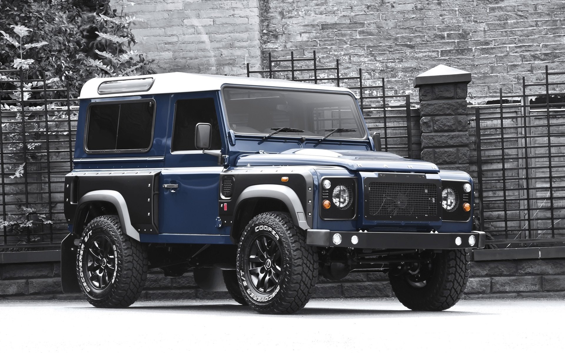 a kahn design land rover defender 2.2 tdci xsi land rover defender jeep SUV front