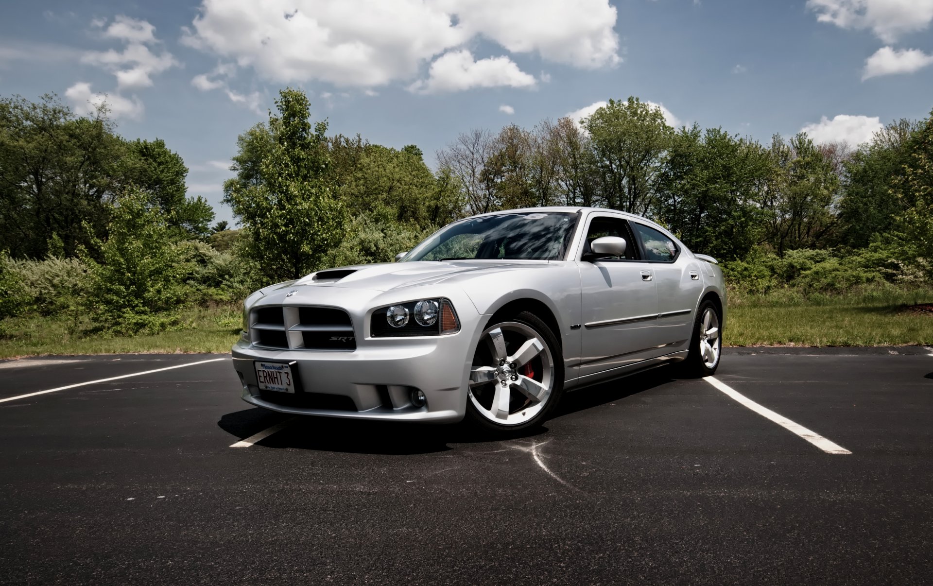 dodge charger srt8 supercar voiture emblématique argent tuning capot fonctionnel calandre en nid d abeille noir roues en aluminium de 20 pouces design