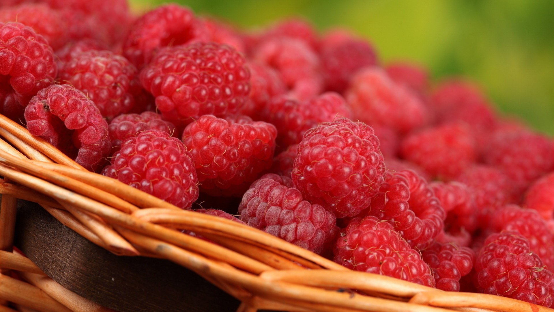 delicious basket macro raspberry berrie