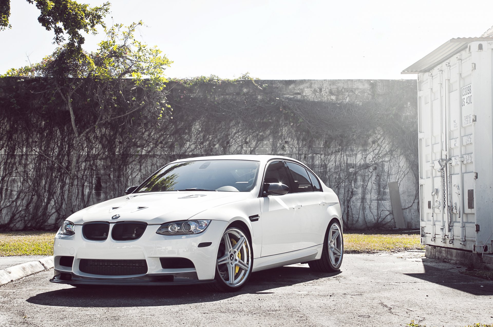 bmw m3 e90 blanco ruedas madera bmw sedán vista frontal barandilla contenedor