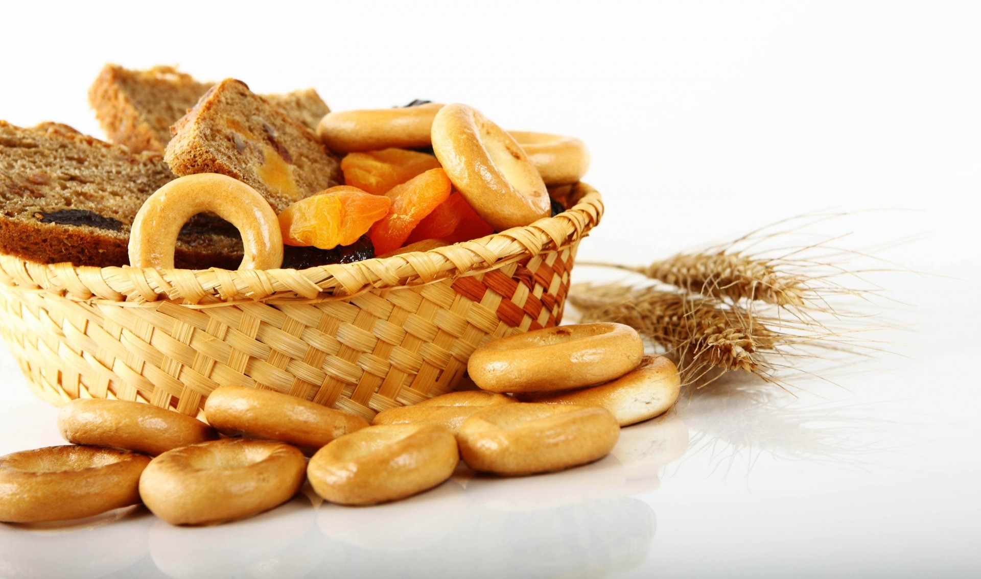 pane pagnotta sfondo bianco shopping spighe frutta secca