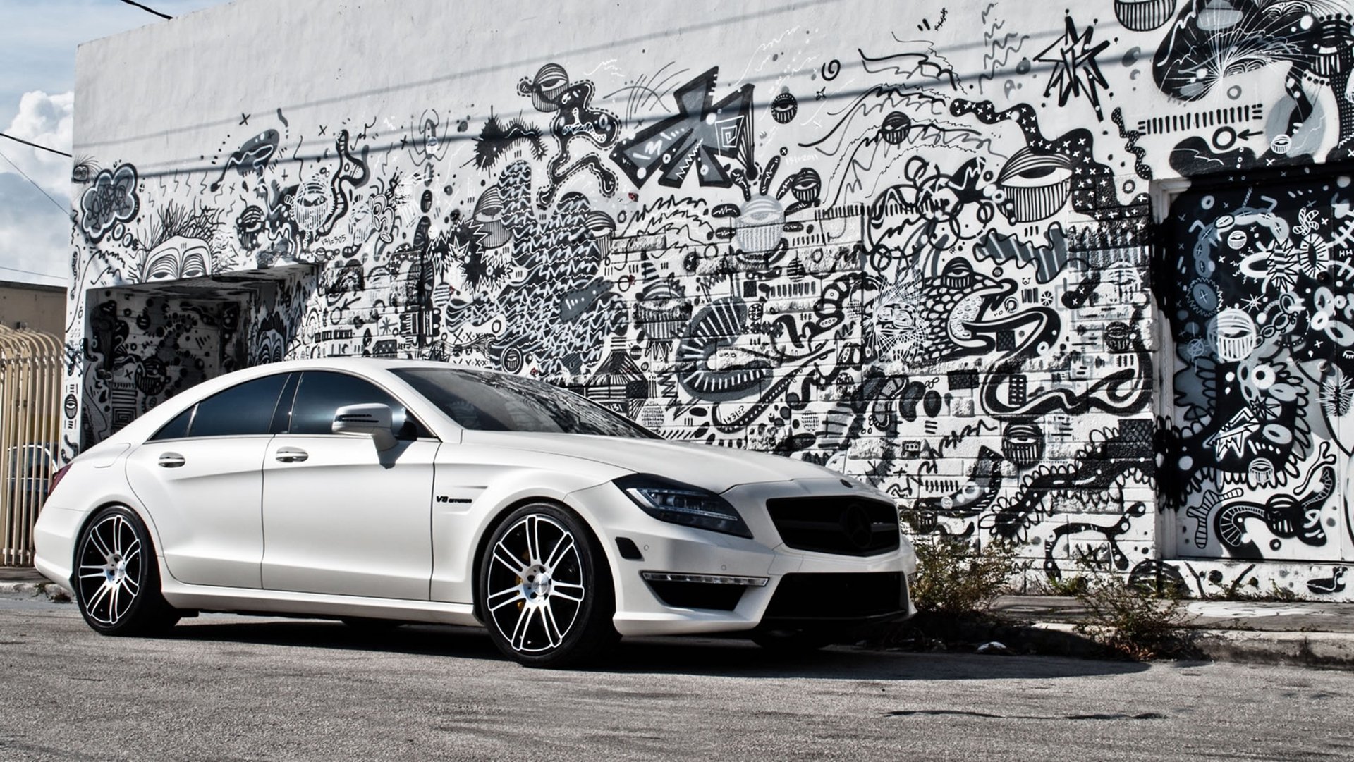 mercedes-benz cls63 amg blanc gaffity mur