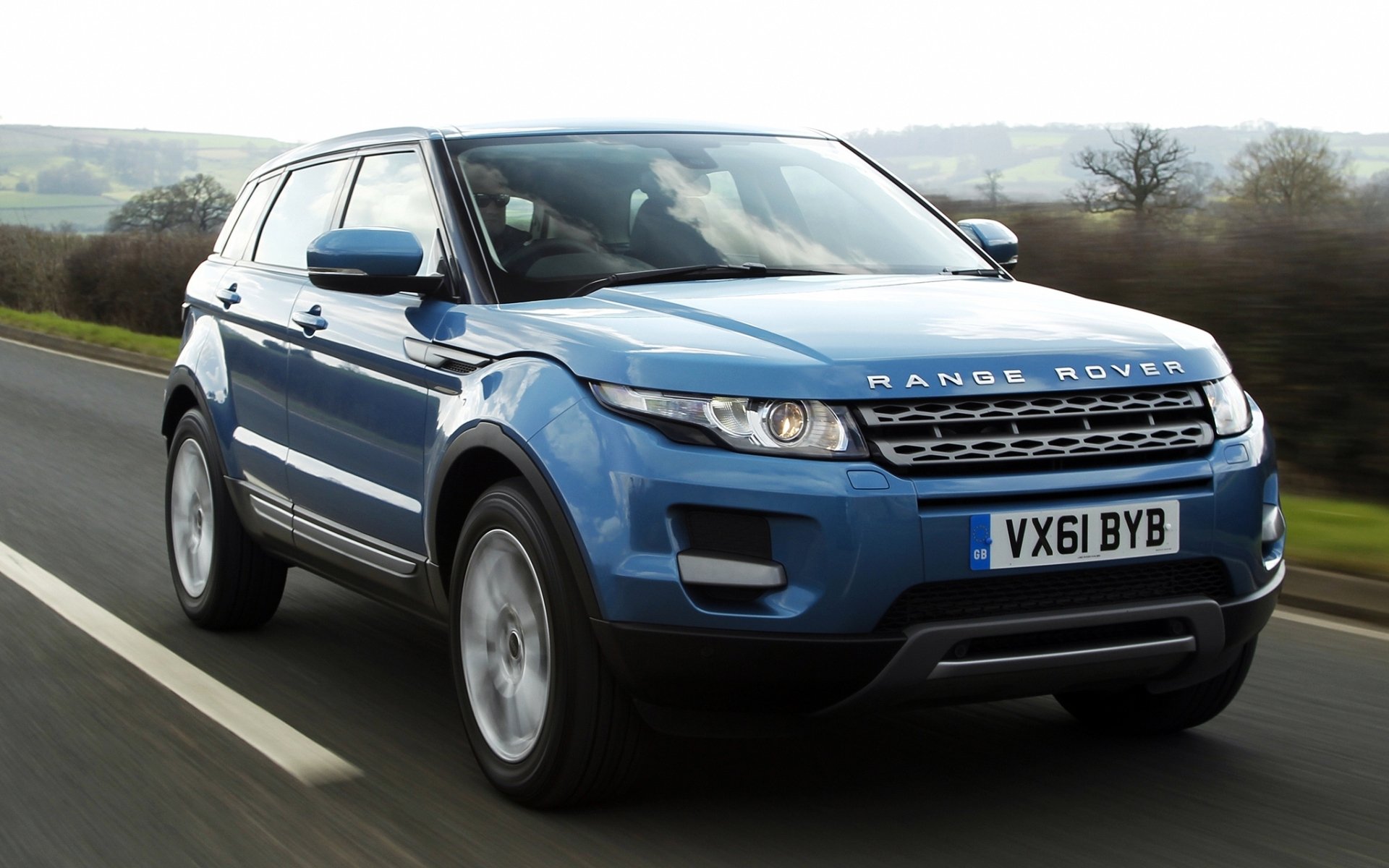 land rover range rover evoque land rover renge rover ewok prestigio crossover anteriore blu strada cielo