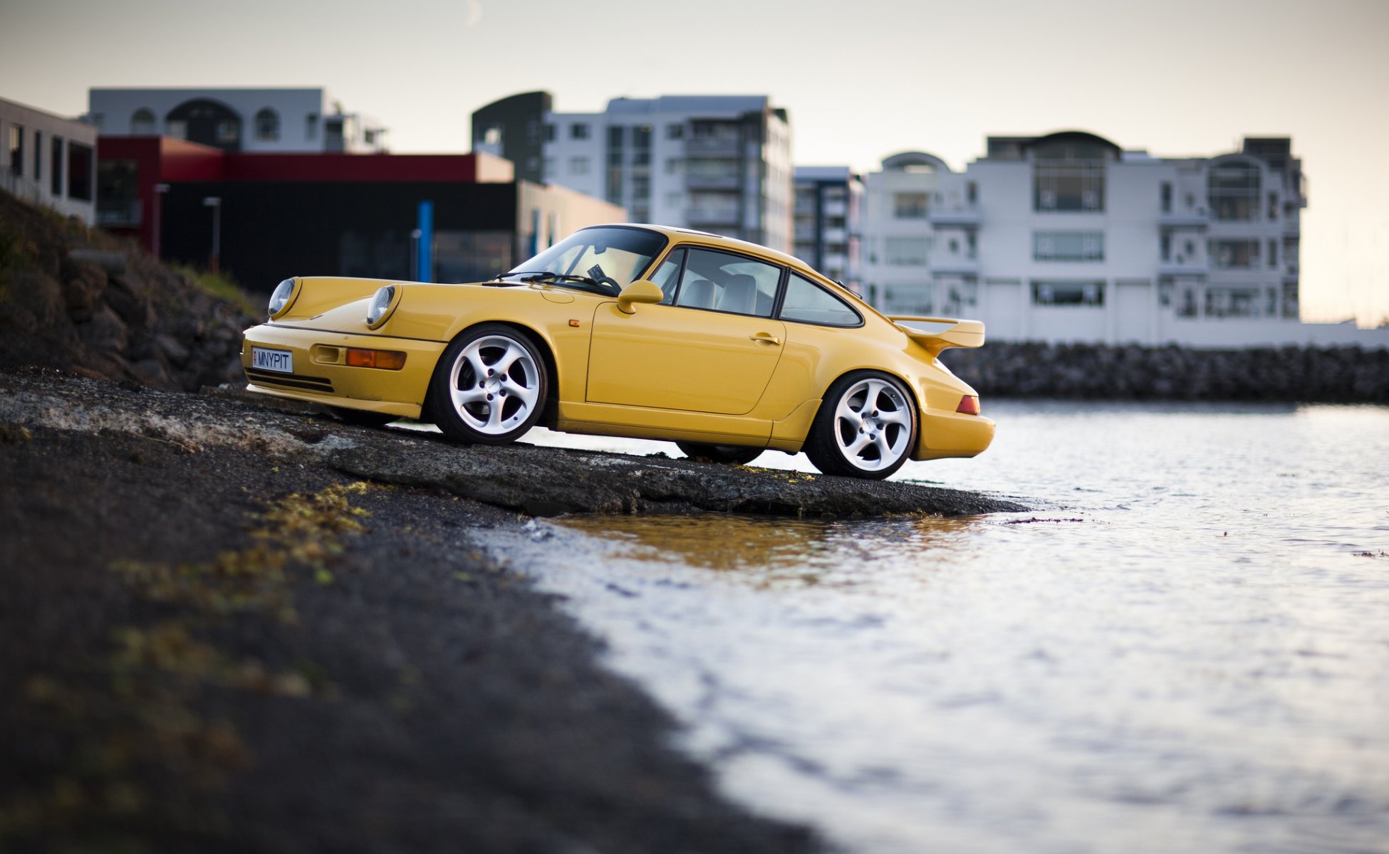 911 carrera 4 sobrecargado amarillo