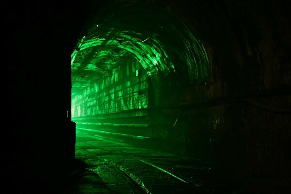 Feu vert au bout d un tunnel sombre