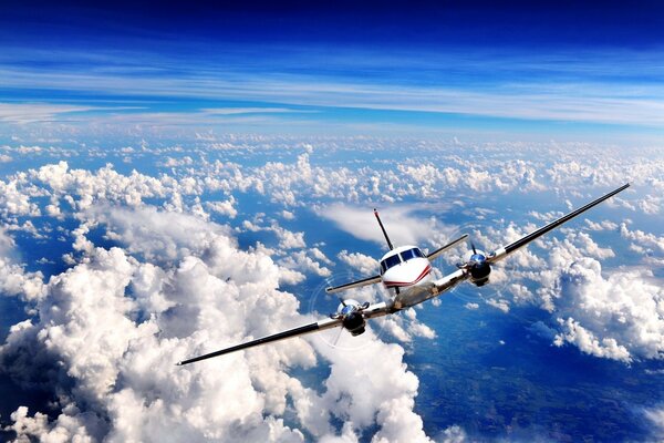 Avion dans le ciel nuageux