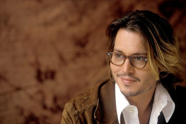 Johnny Depp sonríe con gafas