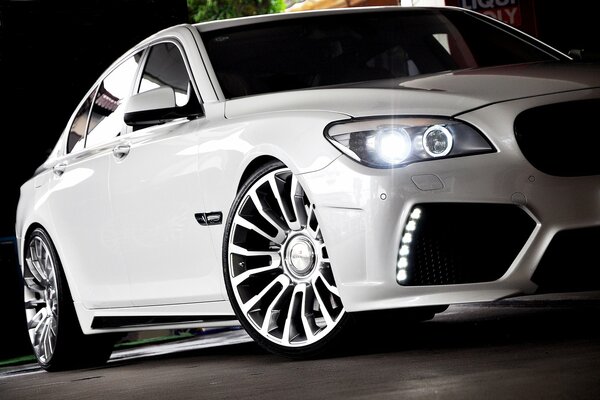 Tuning BMW activgibrib on beautiful alloy wheels