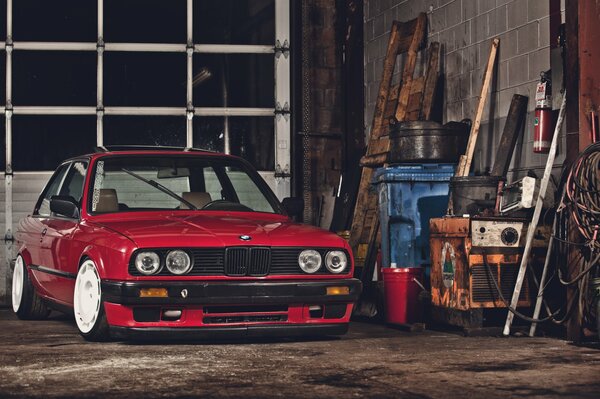 BMW rojo se encuentra en el garaje en reparación