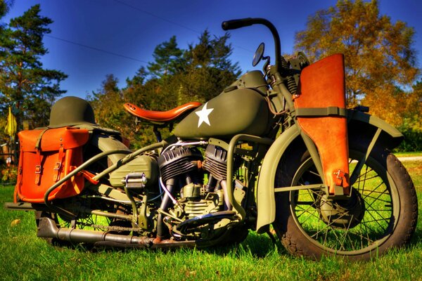 Jesienny krajobraz z motocyklem wojskowym 1942