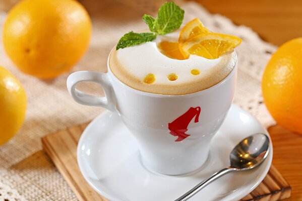 Mousse de lait dans une tasse et fruits