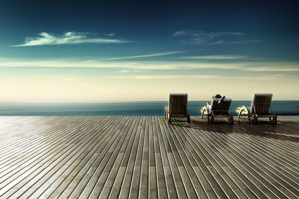 Repos sur une chaise longue sur fond de ciel