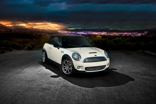 Minicuper bianco sullo sfondo della città di notte