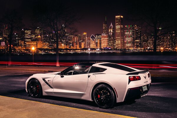 Chevrolet se déplace le long de la ville nocturne de Chicago