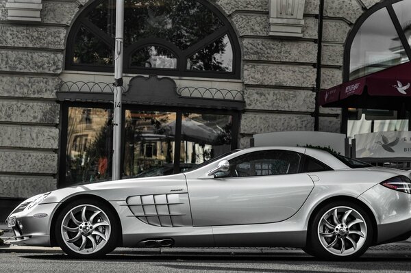 McLaren argent pur dans la rue de la ville