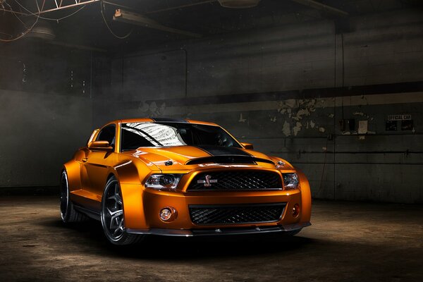 Ford Mustang coche naranja