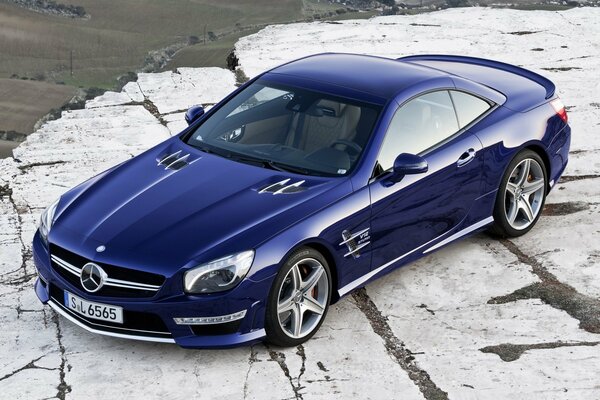 Mercedes blu su roccia bianca
